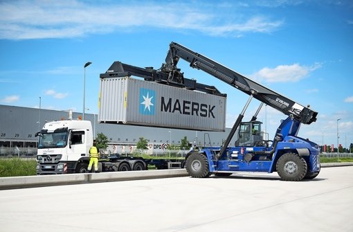 Im neuen Daimler-Umschlagszentrum in Speyer wird ein Container verladen. Der Autohersteller will mit dem neuen Logistikzentrum Foto: Daimler