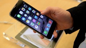 Das iPhone 6 Plus ist seit dem 19. September auf dem Markt und schon häufen sich die Beschwerden über das Apple-Phablet. Es soll sich in der Hosentasche bei zu starkem Druck biegen. Foto: dpa