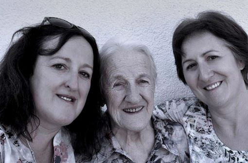 Die Schwestern Ruth Alice Dunkelmann (links) und Brigitte Wege (rechts) haben ein Buch über Lina, die ältere Schwester ihrer Mutter Elsa, veröffentlicht. Zwei Jahre haben sie dafür in verschiedenen Archiven recherchiert. Foto: privat