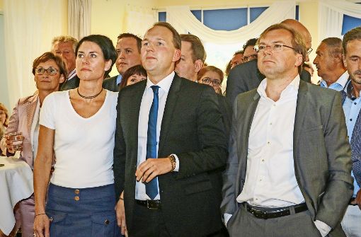 Betretene Gesichter bei der CDU: der künftige Bundestagsabgeordnete Marc Biadacz (Mitte) mit seiner Frau Tine Stierle und dem Landtagsabgeordneten Paul Nemeth (rechts) Foto: factum/Granville