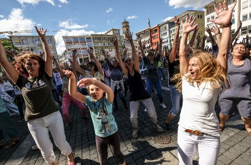 Freitagnachmittag in der Innenstadt: öffentliches Warm Up für das  Tanzfestival Colours Foto: Lichtgut/Leif Piechowski
