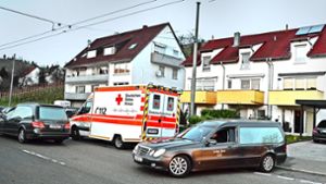 Aus dem Reiheneckhaus in Esslingen-Mettingen mussten die  Leichen eines  Ehepaars und seiner zwei Kinder   geborgen werden. Foto: Rosar