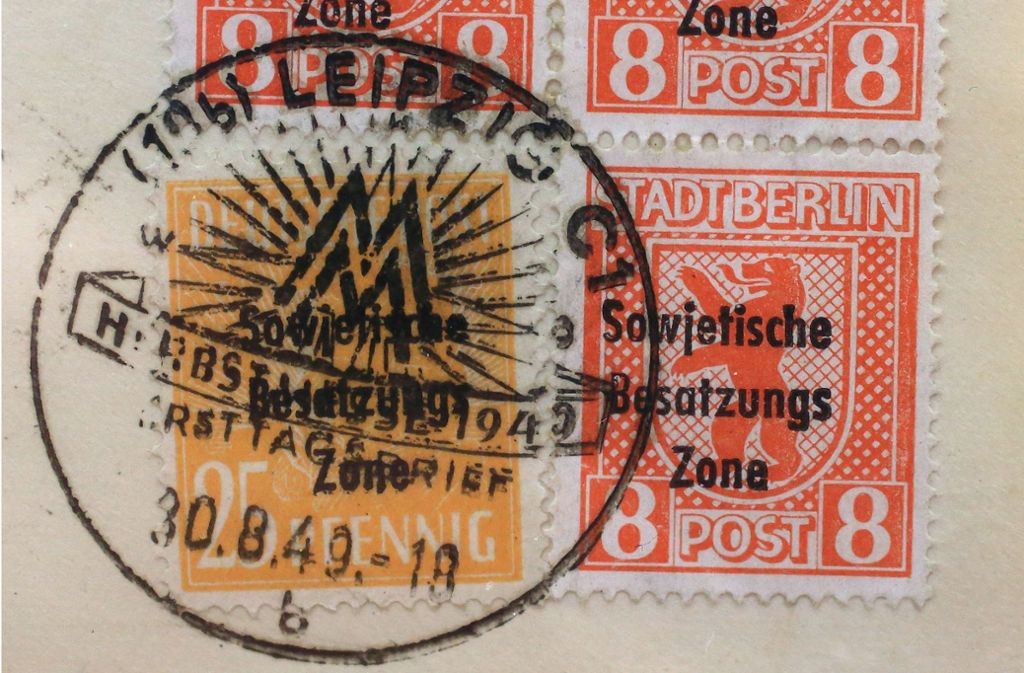 Briefmarken mit der Aufschrift „Stadt Berlin“ und dem Stempel „Sowjetische Besatzungszone“  aus dem Jahr 1949 werden bei einer Briefmarkenausstellung in Sachsen-Anhaltgezeigt. Foto: Jens Wolf/dpa