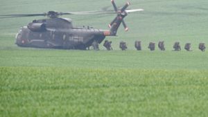 Fallschirmjäger steigen im Mai 2017 in der Nähe von Schmoel (Schleswig-Holstein) aus einem CH-53 Hubschrauber der Heeresflieger. Die EU-Staaten haben einen Beschluss für eine Verteidigungsunion gefasst. Foto: dpa