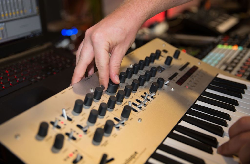 Elektronische Musik abseits der Sounds in Techno-Clubs wollen die beiden mit ihrem Musikprojekt Revision machen.