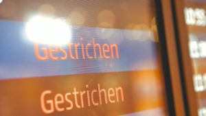 Die Worte „Gestrichen“ stehen auf einer Anzeigetafel im Flughafen BER. Die Gewerkschaft Verdi hat das Bodenpersonal der Lufthansa zu einem ganztägigen Warnstreik an mehreren Flughäfen aufgerufen. Foto: dpa/Paul Zinken