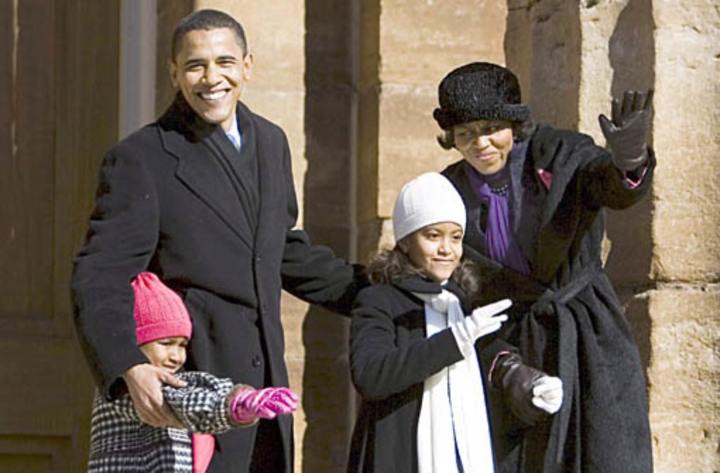 2007: Der damalige Gouverneur von Illinois, Barack Obama, verkündet in Springfield offiziell seine Kandidatur für das Präsidentenamt. Die Töchter Malia (rechts) und Sasha sind bei einem ihrer ersten öffentlichen Auftritte zarte acht beziehungsweise fünf Jahre alt.