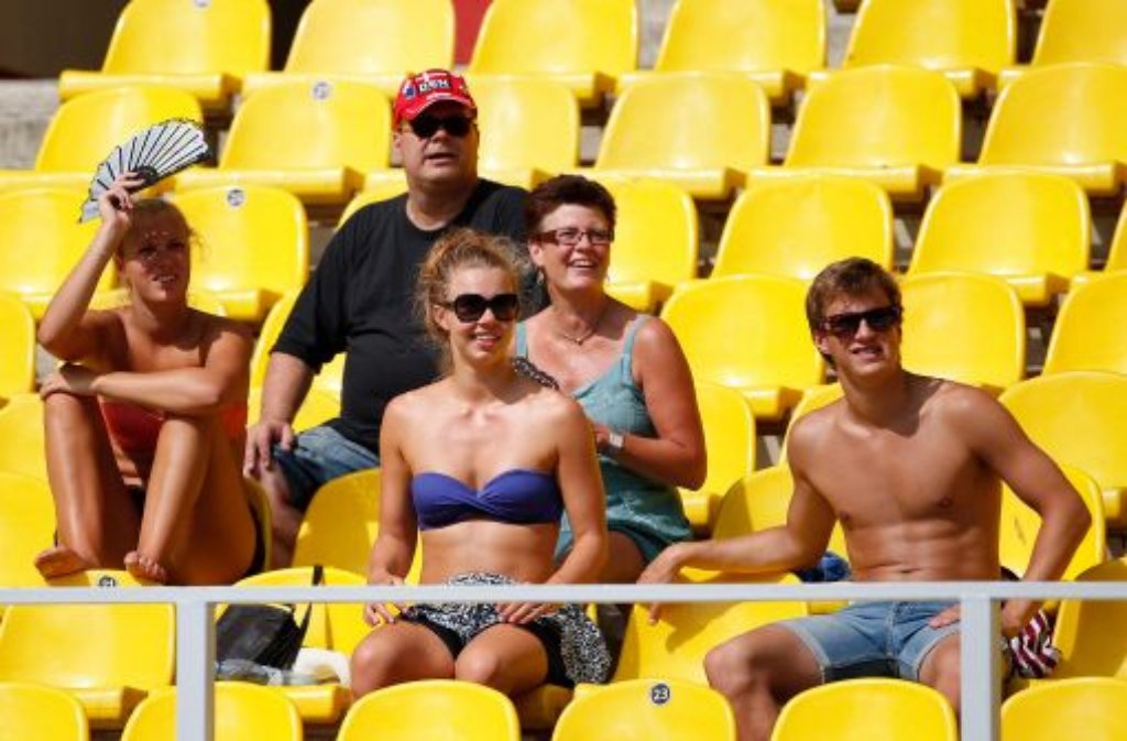 Schwitzen auf der Tribüne: Mancher Zuschauer ließ in der warmen Sommersonne von Moskau die Hüllen fallen.