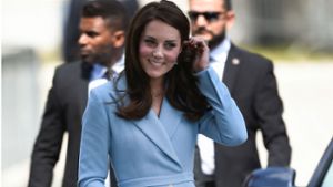 Herzogin Kate beim Staatsbesuch im hellblauen Mantelkleid von Emilia Wickstead. Foto: AFP