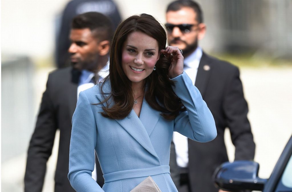 Herzogin Kate beim Staatsbesuch im hellblauen Mantelkleid von Emilia Wickstead.