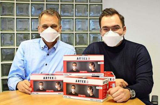 Werner  und Phil Arnold (von links) produzieren mit ihrer Firma Artex, Teil der Arnold Group,  FFP2- und bald auch FFP3-Masken. Zertifiziert werden sie bei der Dekra. Foto: Caroline Holowiecki