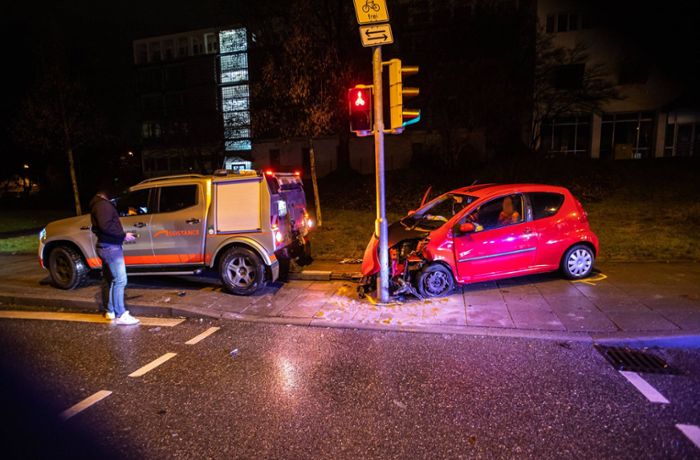 Stuttgart-Zuffenhausen: 20-Jähriger prallt mit seinem Wagen gegen Ampelmast