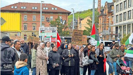 Etwa 500 Menschen forderten in Esslingen dazu auf, Palästina zu befreien. Foto: StN/Franz Feyder