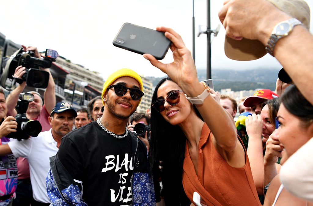 Nette Leute: In Monaco trifft man viele Fans  – und darunter befinden sich natürlich auch viele nette Leute. Rennfahrer wie Lewis Hamilton, die wissen  das zu schätzen  – und erfüllen ihnen deshalb gerne  den Wunsch nach einem gemeinsamen Foto.