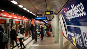 Immer mehr S-Bahn-Fahrgäste haben ihren Fahrschein auf dem Handy. Foto: Lichtgut/Achim Zweygarth