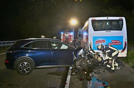 Das Auto musste nach dem Unfall von der Feuerwehr geborgen und anschließend abgeschleppt werden. Foto: KS-Images.de/Andreas Rometsch