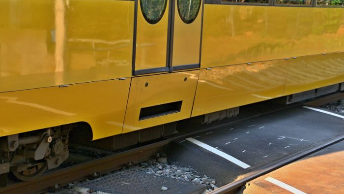 Nach Stadtbahnunfall in Stuttgart: Auto-Insassen machen sich aus dem Staub