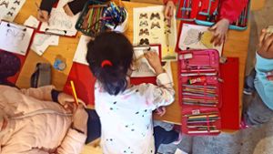 Im Kinderzimmer liegen Stifte und Bastelsachen aus. Foto: Kathrin Wesely
