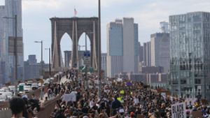 Auch über der Brooklyn Bridge in New York zogen Demonstranten. (Archivbild) Foto: dpa/Dan Herrick