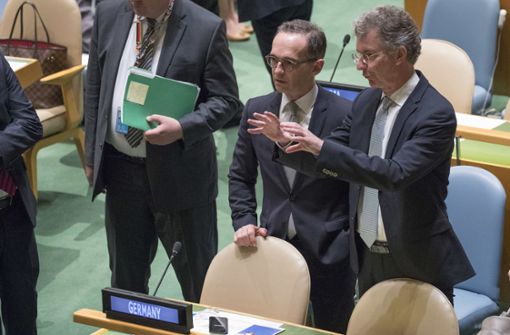 Heiko Maas (Mitte), Außenminister von Deutschland, unterhält sich im UN-Sicherheitsrat mit einem Mitarbeiter. Deutschland ist wieder in UN-Sicherheitsrat vertreten. Foto: AP