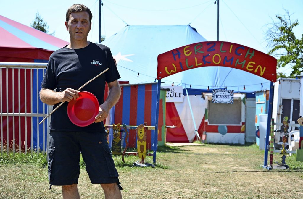 Thomas Schäberle leitet den Circus Circuli, der in den Sommerferien auf dem Gelände neben dem Stadtteilbauernhof gastiert. Foto: Schumacher