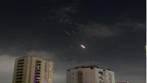 Flammen von Explosionen am Himmel von Tel Aviv. Israels Raktenabwehrsystem fängt Raketen und Drohnen aus dem Iran ab. Foto: dpa/Tomer Neuberg