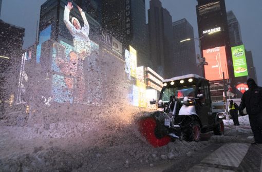 In New York kämpften sich Räumfahrzeuge durch die Schneemassen. Foto: dpa/Mark Lennihan