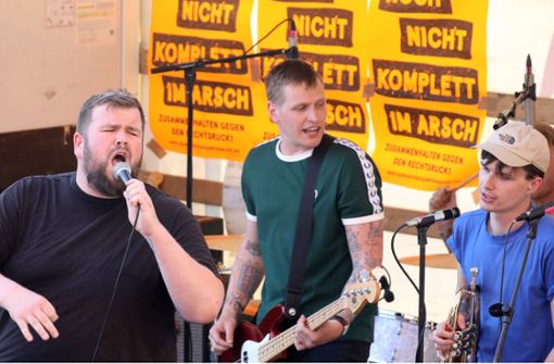 Die vorpommersche Punkband „Feine Sahne Fischfilet“ mit ihrem Frontmann Jan „Monchi“ Gorkow (li.) bei einem Auftritt in Demmin Foto: dpa