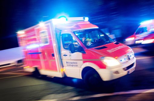 Eine Autofahrerin kollidiert in Herrenberg mit einem Radfahrer. Dieser wird bei dem Unfall leicht verletzt, muss aber mit dem Rettungsdienst abtransportiert werden. Foto: dpa/Marcel Kusch