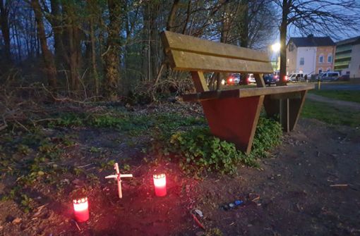 An der Stelle, an dem der Mülleimer stand, wurden ein kleines Kreuz und zwei Kerzen gestellt. Foto: dpa/Theo Titz