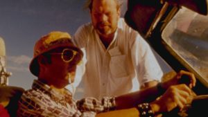 Johnny Depp (l.) mit Regisseur Terry Gilliam hinter den Kulissen von Fear and Loathing in Las Vegas. Foto: imago images/Everett Collection
