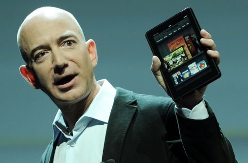 Soll nur knapp 200 Dollar kosten: Amazon-Chef Jeff Bezos bei der Präsentation des hauseigenen Tablets. Foto: dpa