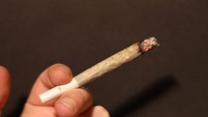 Joints sollen trotz Cannabis-Legalisierung an deutschen Bahnhöfen tabu sein (Symbolbild). Foto: IMAGO/SKATA/IMAGO