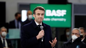 Frankreichs Präsident Emmanuel Macron hält eine Rede bei einem Besuch des deutschen Chemiekonzerns BASF. Foto: Benoit Tessier/POOL REUTERS/AP/dpa