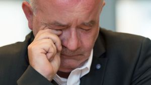Den Tränen nahe: Detlev Zander, Missbrauchsopfer, während der Pressekonferenz zur Aufklärung der Missbrauchsfällen der Evangelischen Brüdergemeinde Korntal. Foto: dpa
