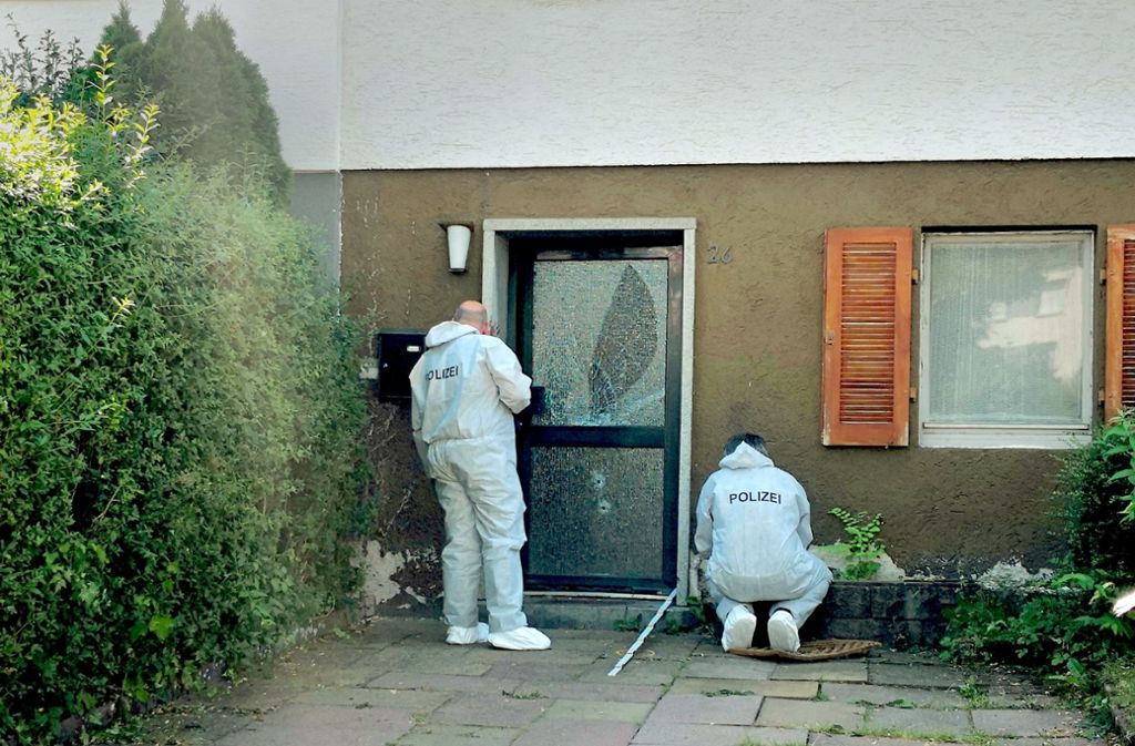 Spurensicherung in der Bunsenstraße: Vor diesem Haus trafen ein Angreifer und eine Polizeistreife nachts blutig aufeinander.