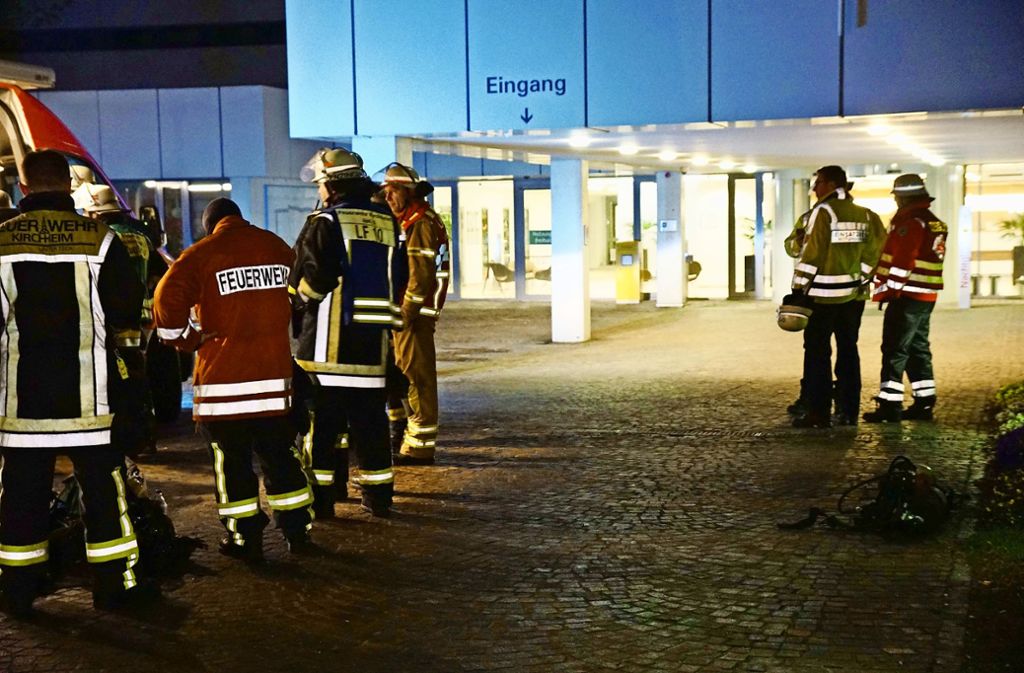Ein Großaufgebot der Feuerwehr löschte den Zimmerbrand im Klinikum. Die Evakuierung der betroffenen Station war innerhalb von fünf Minuten abgeschlossen