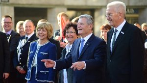 In Stuttgart wird am Tag der Deutschen Einheit nicht nur an eine „Sternstunde deutscher Geschichte“ erinnert. Bundespräsident Gauck sieht Merkel und Co. vor einem Berg von Problemen. Klicken Sie sich durch die Bilder der offiziellen Feierlichkeiten. Foto: FRIEBE|PR/Sven Friebe