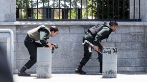 Iranische Sicherheitskräfte auf dem Weg zum Parlament in Teheran. Foto: dpa