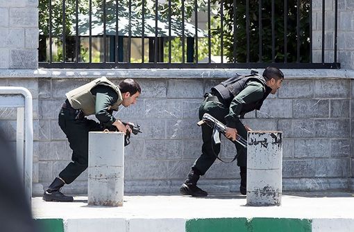 Iranische Sicherheitskräfte auf dem Weg zum Parlament in Teheran. Foto: dpa