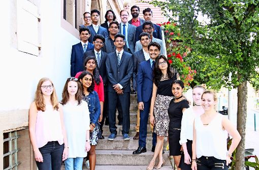 Die Schüler aus Indien und ihre Lehrer sind von Bürgermeister Patrick Holl im Rathaus empfangen worden. Foto: Frank Wittmer