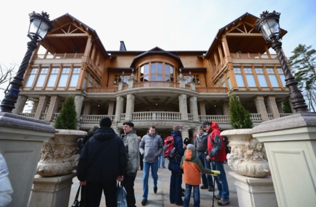 Staunend schauen sich hunderte Ukrainer dieser Tage die verlassene Residenz des früheren Präsidenten Viktor Janukowitsch an.