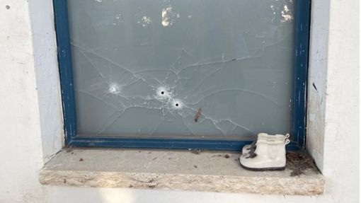 Zerschossene Fensterscheiben im Kibbuz Kfar Aza, in unmittelbarer Nähe zu Gaza, wo eben noch kleine Kinder spielten. Foto: Florian Wahl