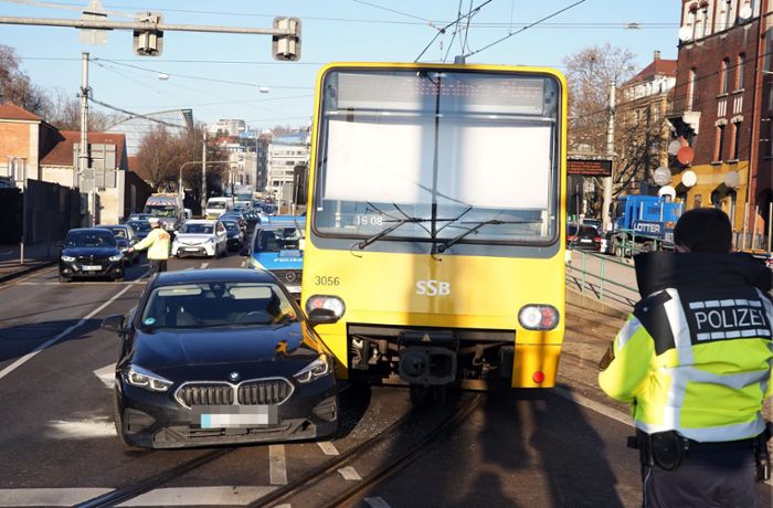 Stadtbahnunfall in Bad Cannstatt: Kollision zwischen BMW und U16 sorgt für Verkehrsbehinderungen