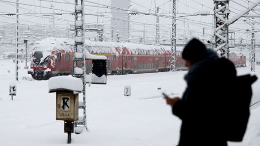 Bahnreisende müssen sich in Süddeutschland nach wie vor in Geduld üben. Foto: dpa/Sven Hoppe