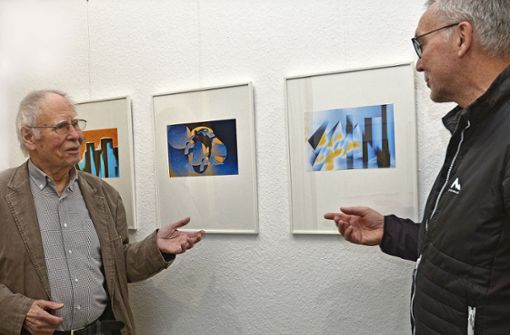 Der 88-jährige Hobby-Fotograf Alfred Müller (links) in seiner Ausstellung „Digitale Kompositionen“ im Gespräch mit Uwe Keller, dem Vorsitzenden des Fotoclubs der Lichtbildnergruppe Esslingen. Foto: Gaby Weiß