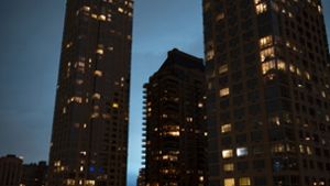 Keine Außerirdischen: Ein blaues, flackerndes Licht erhellte den New Yorker Nachthimmel, nachdem es in einem Kraftwerk eine Explosion gegeben hatte. Foto: AP