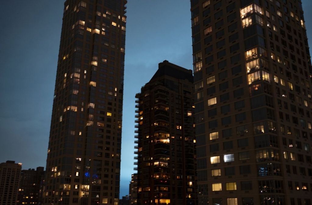 Keine Außerirdischen: Ein blaues, flackerndes Licht erhellte den New Yorker Nachthimmel, nachdem es in einem Kraftwerk eine Explosion gegeben hatte.