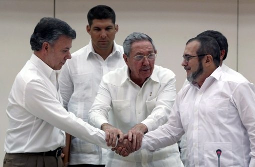 Händedruck:  Kubas Präsident Raul Castro (Mitte), Kolumbiens  Staatschef  Juan Manuel Santos (li.) und Rebellenchef Timoleon Jimenez Foto: dpa