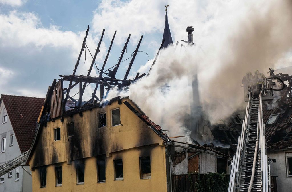 Das Haus im Urbacher Ortskern ist schwer beschädigt worden. Ein Mensch starb in den Flammen.